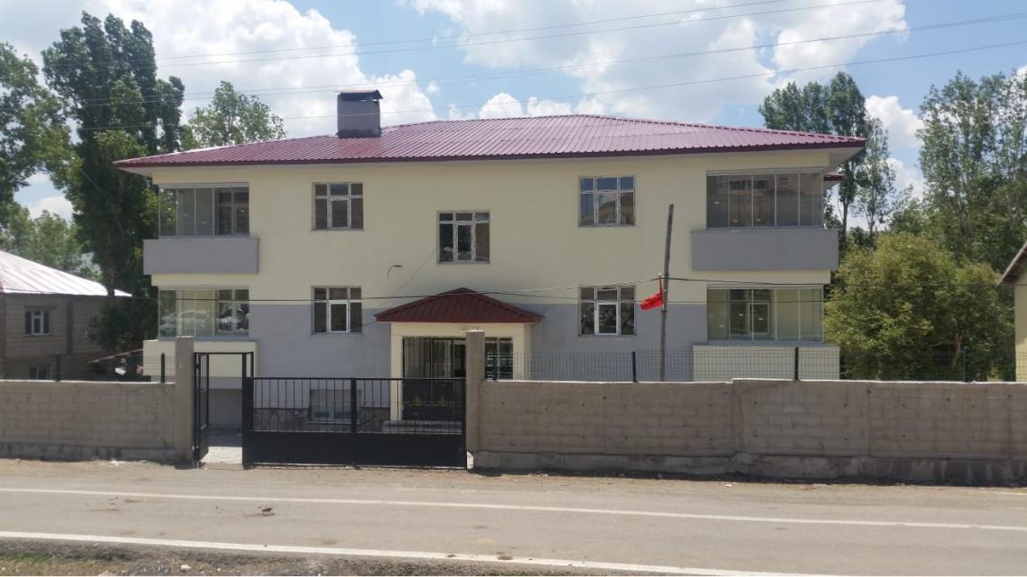 Yukarı Gözlüce Öğretmen Burçin Özdemir İlkokulu AĞRI HAMUR