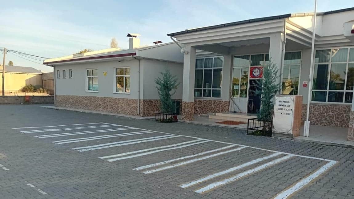 Bayraktutan Hacı Hanım Taşdemir Ortaokulu IĞDIR MERKEZ