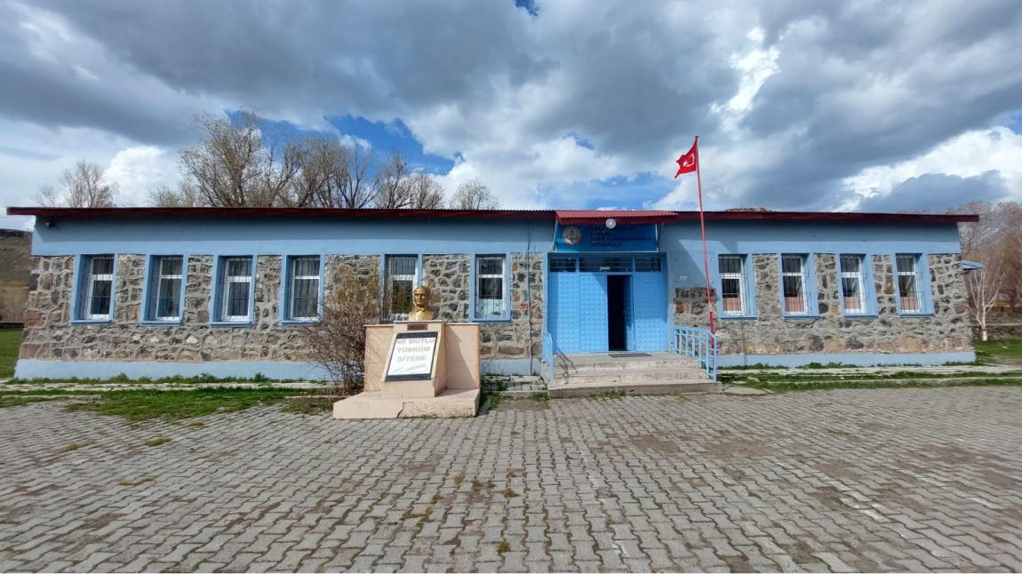 Tomarlı Şehit Ayhan Kızılkaya Ortaokulu KARS ARPAÇAY
